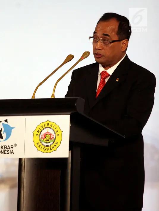 Menteri Perhubungan Budi Karya Sumadi memberikan sambutan saat pembukaan Simposium Internasional Lingkungan Kelautan di Jakarta, Rabu (28/11). Kegiatan itu bertema Mendukung Kelestarian Laut Indonesia Menjunjung Martabat Bangsa. (Liputan6.com/Johan Tallo)
