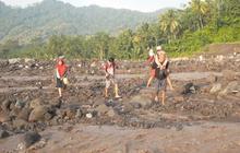 Menenteng Sepatu, Anak-Anak Lawan Derasnya Lahar Dingin Semeru Demi Belajar