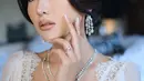 Meski baru bertunangan, Lucinta Luna terlihat seperti pengantin dengan kalung berlian tipis di leher [@lucintaluna_manjalita]
