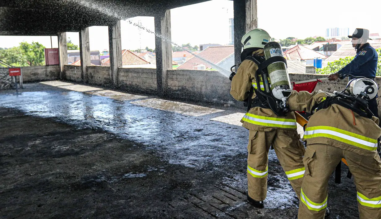 Peserta lomba Jakarta Fire and Rescue Competition 2022 di Pusdiklat Gulkarmat, Ciracas, Jakarta Timur, Senin (21/3/2022). Lomba tersebut untuk menguji ketangkasan dan kecepatan petugas dalam proses penyelematan korban kebakaran di atas gedung dan di air. (Liputan6.com/Herman Zakharia)