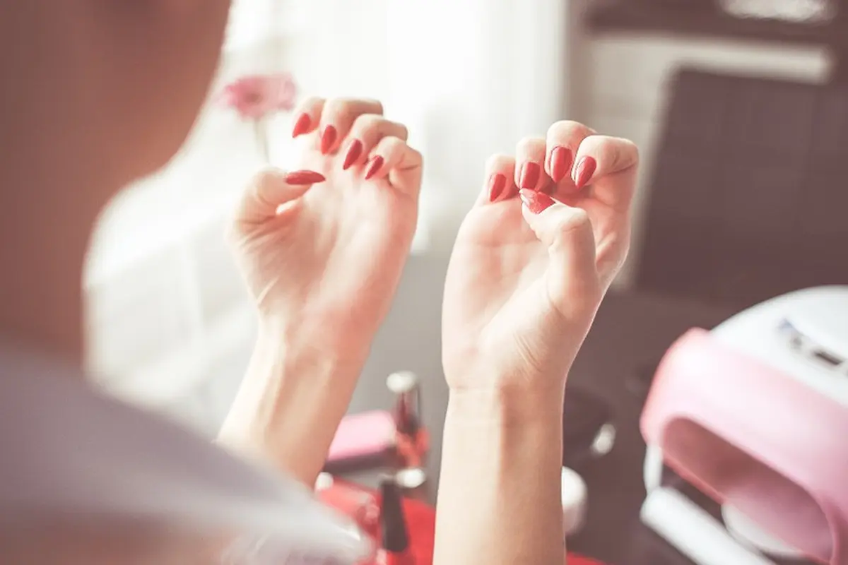 3 Cara Menghapus Cat Kuku tanpa Nail Polish Remover