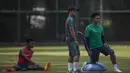 Pemain Timnas Indonesia U-22, Bagas Adi Nugroho dan Osvaldo Haay, latihan terpisah di Lapangan SPH Karawaci, Banten, Kamis (10/8/2017). Latihan dilakukan sebagai persiapan jelang SEA Games 2017 Malaysia. (Bola.com/Vitalis Yogi Trisna)