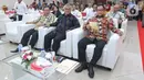 Mendagri, Tito Karnavian (tengah), Ketua KPU Arief Budiman (kiri) dan Ketua Bawaslu Abhan jelang Serah Terima Data Penduduk Potensial Pemilih Pemilihan (DP4) untuk Pemilihan Serentak 2020 di Jakarta, Kamis (23/1/2020). Kemendagri menyerahkan DP4 dengan jumlah 105 juta. (Liputan6.com/Herman Zakharia)