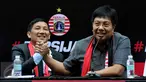 Presiden Klub Persija, Ferry Paulus (kiri) bersalaman dengan Direktur Persija yang baru, Gede Widiade saat perkenalan di Jakarta, Selasa (14/2). Dengan bergantinya manajemen, Persija berharap prestasi di Liga 1. (Liputan6.com/Helmi Fithriansyah)