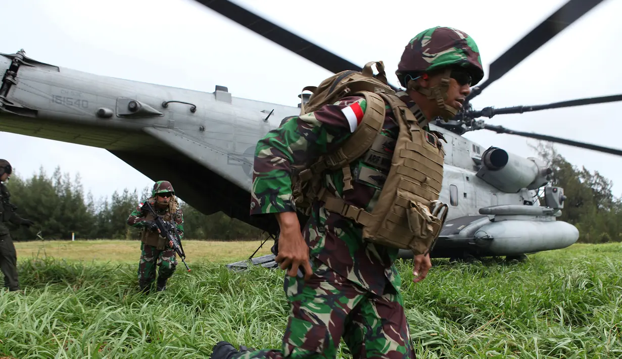 Pasukan Marinir Indonesia keluar dari helikopter CH53 Sea Stallion saat latihan bersama tentara AS pada latihan militer The Rim of The Pacific (Rimpac) 2016 di Honolulu, Hawaii, Rabu (13/7). Rimpac 2016 digelar pada Juni-Juli 2016. (REUTERS/Hugh Gentry)