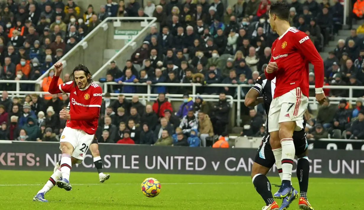 Pemain Manchester United Edinson Cavani (kiri) mencetak gol ke gawang Newcastle United pada pertandingan sepak bola Liga Inggris di St. James' Park, Newcastle, Inggris, Senin (27/12/2021). Pertandingan berakhir imbang 1-1. (AP Photo/Jon Super)