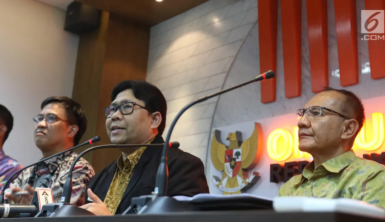Anggota Ombudsman Dadan Suparjo (kedua kanan) memberikan penjelasan kepada wartawan terkait penerimaan pengaduan dari beberapa perusahaan teknologi finansial alias financial technology(fintech) pinjaman di Jakarta, Jumat (8/3). (Liputan6.com/Angga Yuniar)
