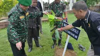 Wakil Gubernur Gorontalo H. Idris Rahim (kiri), menyirami pohon Malahengo (Arfandi/Liputan6.com)