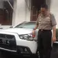 Pengemudi mobil yang menyeruduk tiga pengendara motor di Surabaya mengaku sudah dua tahun terakhir bisa mengendarai mobil. (Liputan6.com/Dhimas Prasaja)