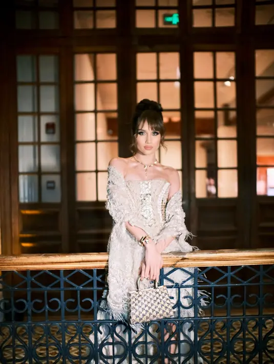 Pilihan makeup-nya semakin sempurna dengan sentuhan bibir nude yang lembut, membuat riasan matanya menjadi fokus utama.  [Dok/Bulgari].