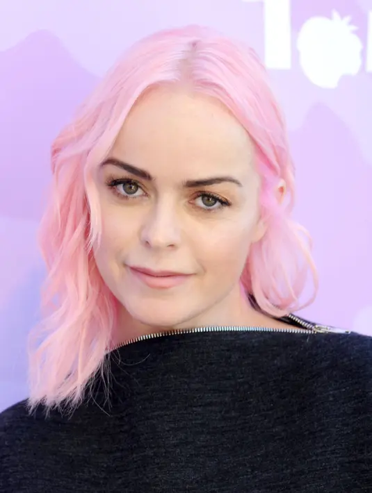 Hadir di Variety's Celebratory Brunch, Taryn Manning tampil sempurna dengan rambut berwarna pink. (Gregg DeGuire/WireImage/USMagazine)