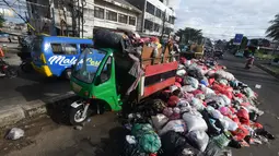 Penumpukan sampah di berbagai sudut ruas jalan dan permukiman warga Tangerang Selatan pun terjadi dalam beberapa hari terakhir. Tampak dalam foto, kendaraan pengangkut saat berada di antara tumpukan sampah pada salah satu ruas jalan di kawasan Pasar Manggis, Ciputat, Tangerang Selatan, Senin (15/12/2025). (merdeka.com/Arie Basuki)
