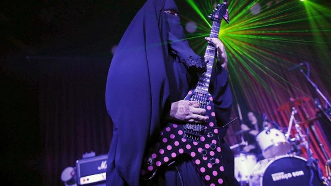 Wanita muslim bercadar ini ternyata gitaris band metal