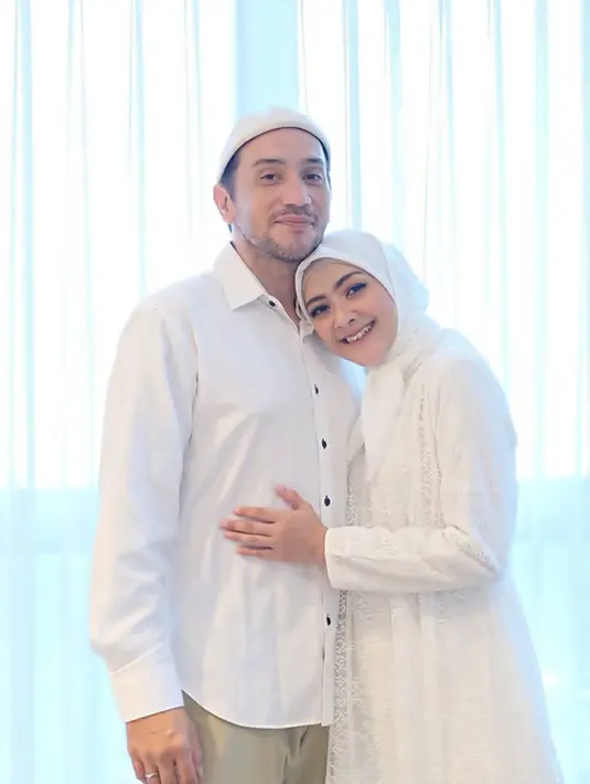 Sejak kesembuhan suami, keduanya pun menikmati liburan bersama. Salah satu lokasi wisata yang keduanya kunjungi ialah Labuan Bajo. Beberapa kali Gary dan Richa Novisha pun mengabadikan momen kebersamaannya dalam sebuah pemotretan. Tampil kompak dengan busana yang bernuansa putih, pasangan ini menuai banyak pujian. (Liputan6.com/IG/@richaiskak)