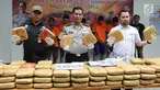 Kabid Humas Polda Metro Jaya Kombes Pol Argo Yuwono (tengah) menunjukkan barang bukti ganja saat menggelar rilis di Polda Metro Jaya, Jakarta, Selasa (24/4). Polisi berhasil mengungkap peredaran ganja jaringan Aceh-Jakarta. (Liputan6.com/Arya Manggala)