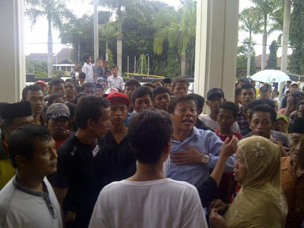Ratusan warga ricuh saat sidang kasus pemotongan 2 bambu
