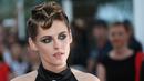 Aktris dan juri Kristen Stewart berpose untuk fotografer setibanya upacara pembukaan festival film internasional ke-71, Cannes, Prancis Selatan, (8/5). Kristen Stewart tampil dengan tatanan rambut baru yang unik di acara tersebut. (AP Photo/Joel C Ryan)