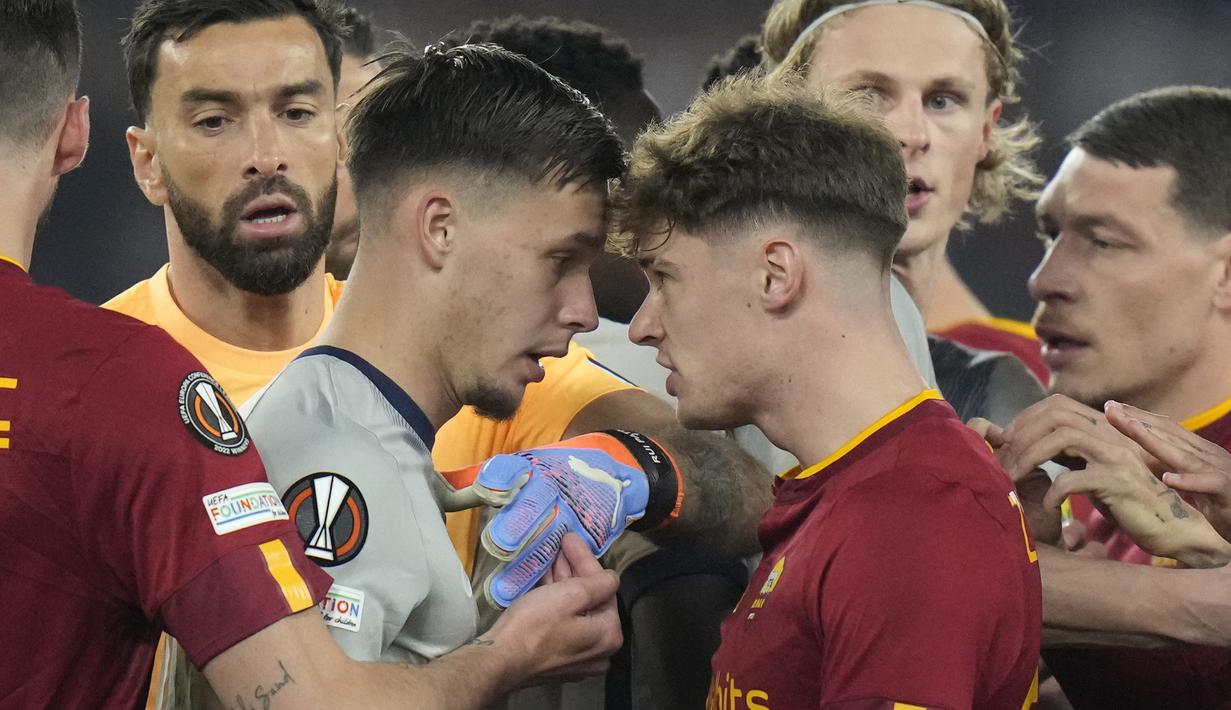 Pemain AS Roma, Nicola Zalewski (kanan) bersitegang dengan pemain Salzburg, Nicolas Capaldo dalam laga leg kedua play-off babak Liga Europa 2022/2023 yang berlangsung Olimpico Stadium, Jumat (24/2/2023). (AP Photo/Alessandra Tarantino)