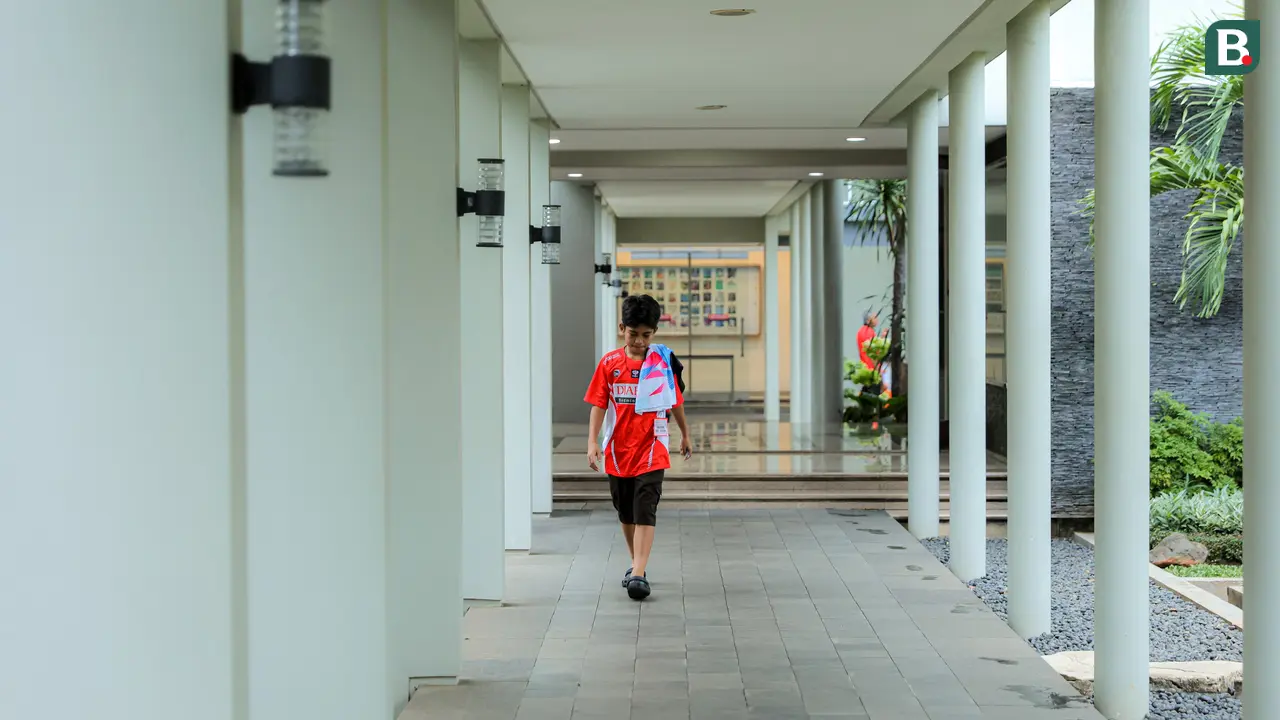 Seorang atlet berjalan di lorong asrama PB Djarum, Kudus, Jawa Tengah