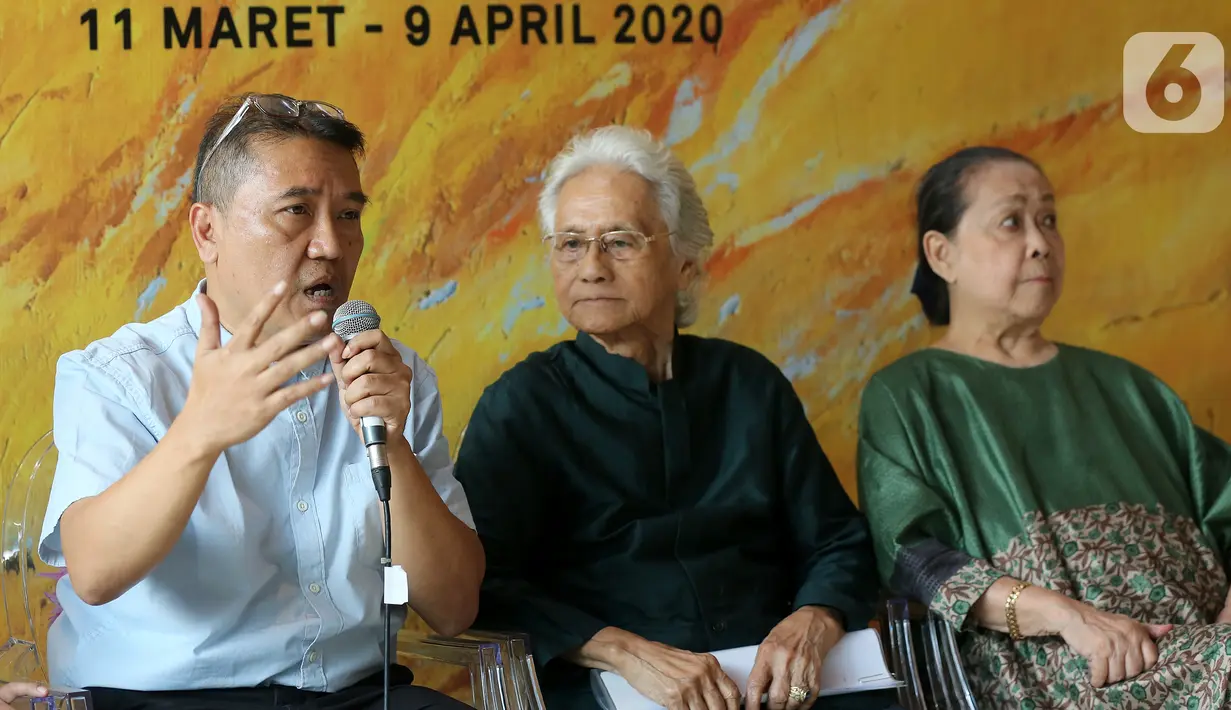 Kurator Pameran Rikrik Kusmara (kiri) memberi keterangan pers menjelang Pameran Tunggal dan Peluncuran Buku Srihadi Soedarsono - Man x Universe di Ciputra World, Jakarta, Rabu (26/2/2020). Sebanyak 44 lukisan bentang alam (Landscape) akan dipamerkan di Geleri Nasional. (Liputan6.com/Fery Pradolo)