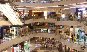 Suasana Lippo Mall Kemang, Jakarta, Jumat (2/7/2021). Penutupan operasional gedung pusat perbelanjaan sebagai langkah pembatasan kegiatan masyarakat dalam upaya Pemerintah menekan angka penyebaran Covid-19. (Liputan6.com/Angga Yuniar)