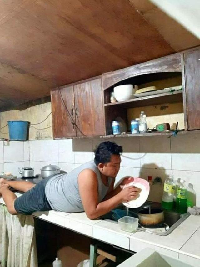 6 Potret Nyeleneh Orang Saat Cuci Piring Ini Bikin Tepuk Jidat