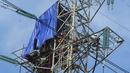 Pekerja menyelesaikan proyek strategis nasional SUTET 500 KW Muara Tawar-Bekasi di Rawa Bebek, Jakarta, Jumat (10/12/2021). PT PLN (Persero) Unit Induk Pembangunan Jawa Bagian Barat (PLN UIP JBB) sepanjang 2020 merampungkan 22 proyek jaringan. (merdeka.com/Imam Buhori)