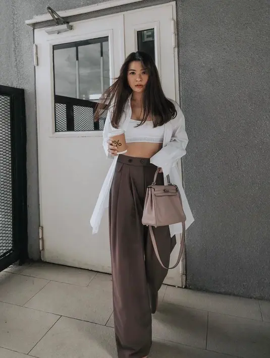 <p>Atau sesimpel mix and match oversized shirt, bra top, dan baggy pants seperti look Digital Creator Anastasia Siantar ini. (Instagram/anazsiantar).</p>