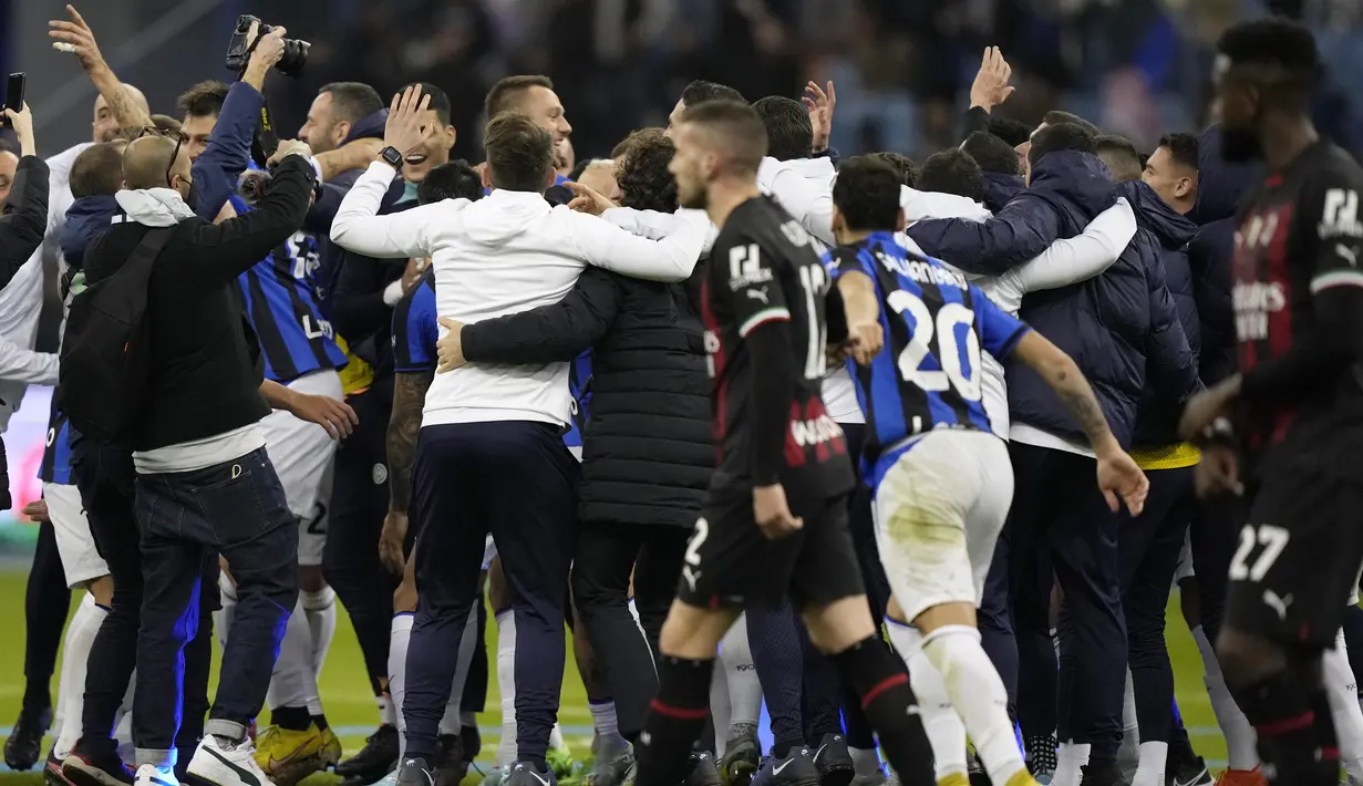 Para pemain Inter Milan melakukan selebrasi usai menjuarai Piala Super Italia 2022 dalam pertandingan final melawan rival sekota AC Milan di King Fahd International Stadium, Riyadh, Arab Saudi, Kamis (19/1/2023) dini hari WIB. Dengan gelar di Arab Saudi, Inter kini berhasil menyamai koleksi Piala Super Italia Milan, yakni 7 kali. (AP Photo/Hussein Malla)