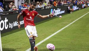 Gelandang Manchester United, Bruno Fernandes, melakukan tendangan sudut pada pertandingan Premier League Summer Series melawan Everton, Senin,&nbsp;4 Agustus 2025, di Atlanta. (AP Photo/Colin Hubbard)