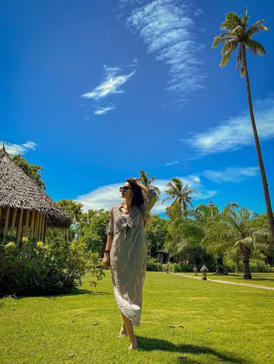 Lebih lanjut Luna mengatakan soal dirinya bangkit saat terpuruk. Baginya, bukan pilihan untuk merasa terpuruk terus atau kemudian bangkit. Luna tak ingin merasakan itu. (Instagram/lunamaya)