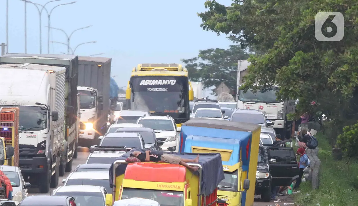 <p>Pemudik beristirahat di tepian ruas jalan tol Cikopo-Palimanan, Jawa Barat, Kamis (28/4/2022). Ruas jalan tol yang mengalami peningkatan menyebabkan sebagian pemudik memilih untuk beristirahat di tepi jalan tol meski hal tersebut melanggar pertaturan yang berlaku. (Liputan6.com/Herman Zakharia)</p>