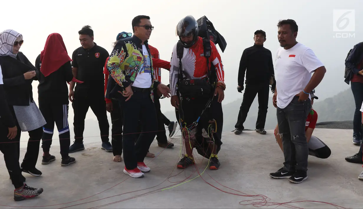 Menpora Imam Nahrawi (tengah) berbincang bersama atlet paralayang Indonesia saat meninjau latihan di kawasan Puncak, Cianjur, Jawa Barat, Kamis (26/7). Menpora juga meninjau kesiapan venue paralayang Asian Games 2018. (Liputan6.com/Helmi Fithriansyah)