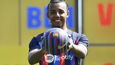 Bek baru Barcelona dari Prancis Jules Kounde berpose saat upacara presentasi di tempat latihan Joan Gamper di Sant Joan Despi, Barcelona (1/8/2022). Jules Kounde resmi diperkenalkan sebagai pemain baru Barcelona. Kounde jadi rekrutan kelima Barca di bursa transfer musim ini. (AFP/Pau Barrena)