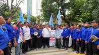 Tiga konfederasi buruh terbesar di Indonesia Konfederasi Serikat Pekerja Seluruh Indonesia (KSPSI), Konfederasi Serikat Pekerja Indonesia (KSPI), dan Konfederasi Serikat Buruh Seluruh Indonesia (KSBSI) melakukan aksi demonstrasi di depan Kedutaan Besar (Kedubes) Myanmar. (Istimewa)