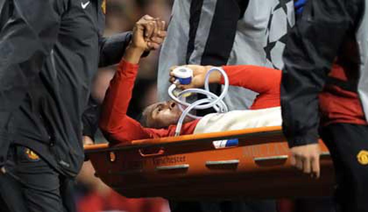 Winger MU Antonio Valencia digotong ke luar lapangan setelah ditackling bek Rangers Kirk Broadfoot (tidak tampak) di laga pertama penyisihan Grup C Liga Champions di Old Trafford, 14 September 2010. AFP PHOTO/ANDREW YATES 