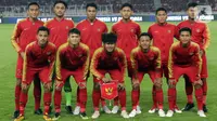 Pemain Timnas Indonesia U-19 berpose bersama jelang melawan Korea Utara pada kualifikasi Grup K Piala AFC U-19 2020 di Stadion Utama Gelora Bung Karno, Jakarta, Minggu (10/11/2019). Laga berakhir imbang 1-1. (Liputan6.com/Helmi Fithriansyah)