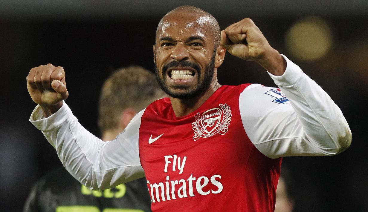 <p>Thierry Henry dianggap sebagai salah satu striker terhebat sepanjang masa dalam sejarah Liga Inggris. Ia berhasil menyabet penghargaan Sepatu Emas sebanyak empat kali. Gelar pertamanya direngkuh pada musim 2001/02 dengan torehan 23 gol. Pada musim selanjutnya, ia torehannya kalah dari Ruud van Nistelrooy, namun berhasil menjadi top assistt dengan 20 assistnya. Henry mendapatkan tiga penghargaan Sepatu Emas lainnya pada musim 2003/04 hingga 2005/06. (AFP/Ian Kington)</p>