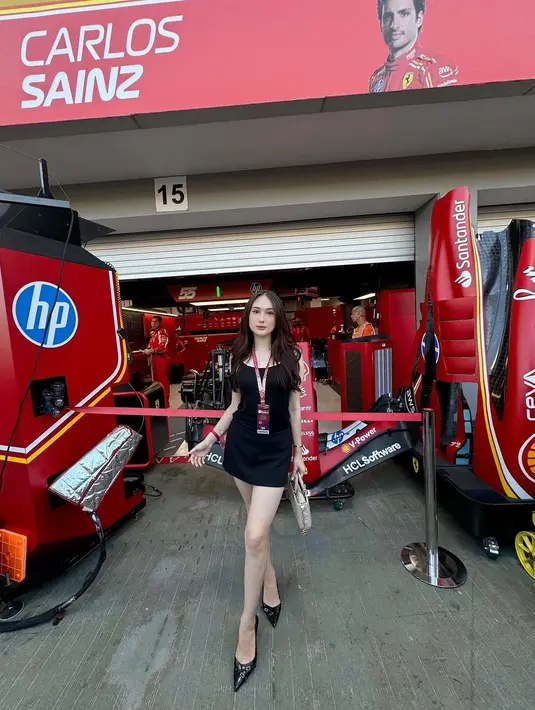 Penampilannya kemudian dilengkapi dengan tas tangan Dior warna beige.  [@its_lauramoane2].