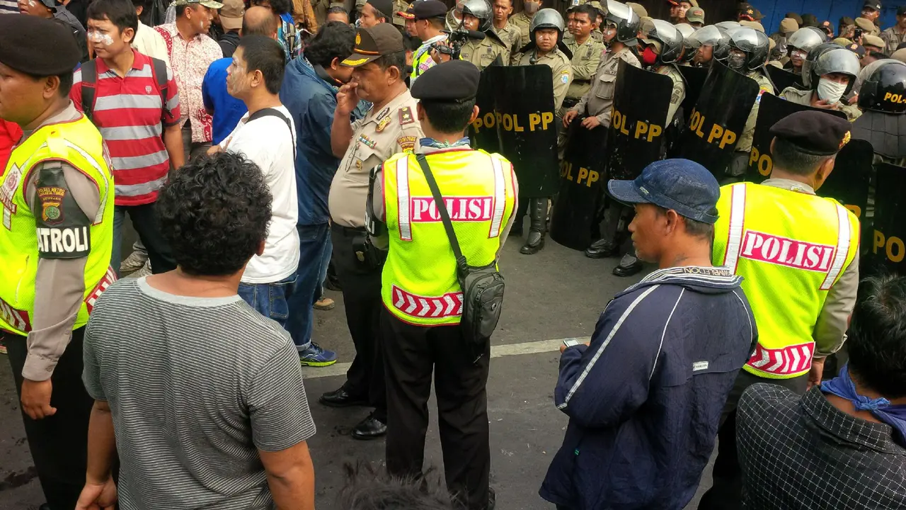Tolak Relokasi, Warga Kampung Pulo Lempar Batu ke Petugas