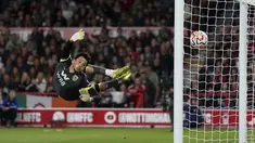 Kiper Burnley James Trafford melakukan penyelamatan saat penyerang Nottingham Forest Callum Hudson-Odoi dalam laga pekan ke-5 Premier League di City Ground, Selasa (19/09/2023). (Tim Goode/PA via AP)