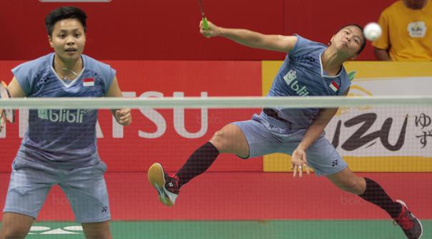 Greysia Polii/Apriyani Rahayu melaju ke semifanal usai kalahkan  Chae Yoo-jung/Hye Rin-kim pada ajang Daihatsu Indonesia Master 2018 Kamis (26/1/2018). Greysia/Apriyani menang 21-16,21-15 (Bola.com/Nick Hanoatubun)