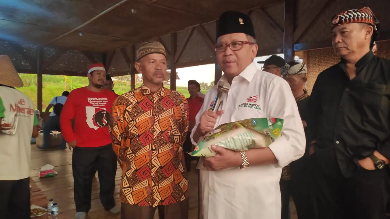 Sekretaris Jenderal PDIP Hasto Kristiyanto menemui petani Pandan Wangi di kawasan Warung Kondang, Cianjur, Jawa Barat, Kamis 7 Februari 2019.