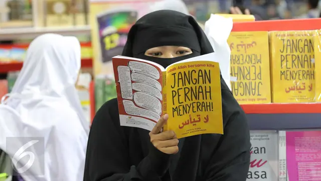 Muslimah membaca buku
