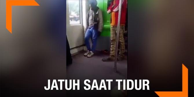 VIDEO: Kocak, Bocah Jatuh Saat Tidur Berdiri di Kereta