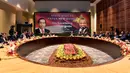 Dalam kegiatan tersebut, Jokowi didampingi Menteri Koordinator Bidang Perekonomian Airlangga Hartarto, Menteri Koordinator Bidang Kemaritiman dan Investasi Luhut Binsar Pandjaitan, Menteri Sekretaris Negara Pratikno, Menteri Luar Negeri Retno Marsudi, Menteri Investasi/Kepala BKPM Bahlil Lahadalia, Menteri Perdagangan Zulkifli Hasan, Plh. Dirjen Asia Pasifik dan Afrika Kementerian Luar Negeri Adi Dzulfuat, serta Konsul Republik Indonesia di Vanimo Allen Simarmata. (ANDREW KUTAN/AFP)
