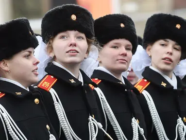 Tentara wanita Rusia saat mengambil bagian dalam parade militer di Lapangan Merah di Moskow pada 7 November 2016. (AFP Photo / Natalia Kolesnikova)