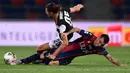 Gelandang Bologna, Gary Medel (kanan) berusaha merebut bola dari gelandang Juventus, Adrien Rabiot pada pertandingan lanjutan liga Serie A Italia di stadion Renato-Dall'Ara di Bologna (22/6/2020). Juventus menang 2-0 atas Bologna. (Miguel MEDINA / AFP)