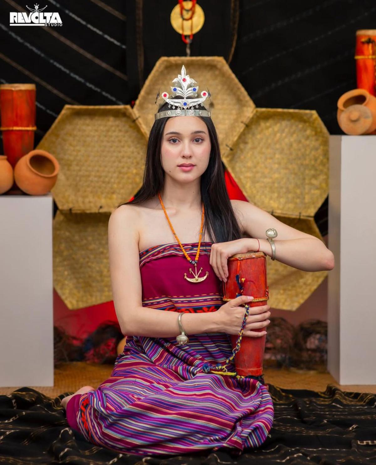 7 Potret Yasmin Napper dalam Balutan Tais Timor, Tampil Flawless dan Tuai Pujian