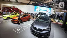 Suasana booth Honda saat memamerkan produk terbarunya dalam ajang Gaikindo Indonesia International Auto Show (GIIAS) 2024 di ICE BSD, Kabupaten Tangerang, Rabu (17/7/2024). (Liputan6.com/Angga Yuniar)